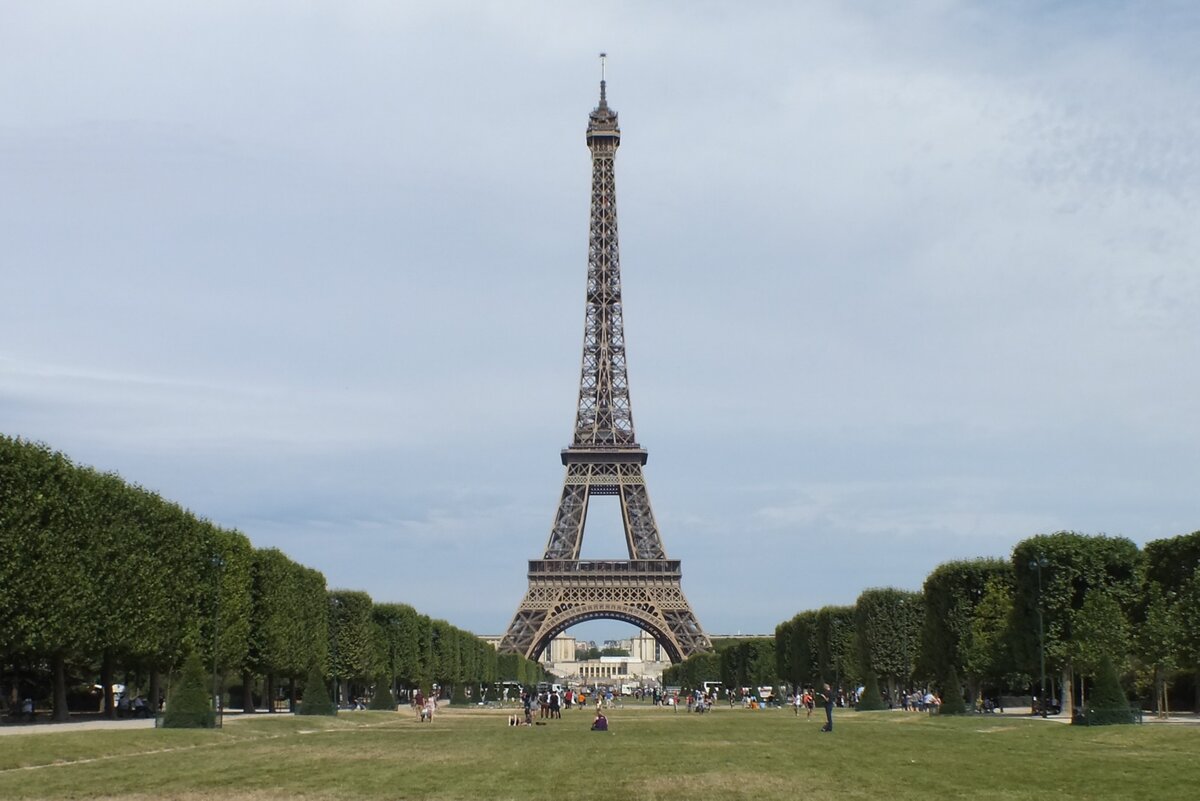 Вид на Эйфелеву башню со стороны Марсового поля. Фото автора.