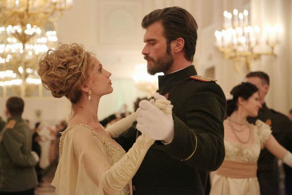 Кадр из сериала «Курт Сеит и Александра». Шура представляет, как танцует с Сеитом. 