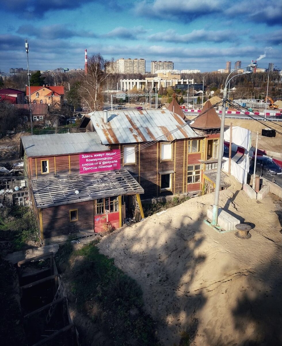 Дом, стройка и дорога. Фото автора