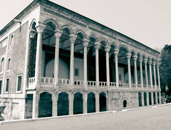 Первоначально гарем располагался в Изразуовом павильоне, в настоящее время это музей керамики 