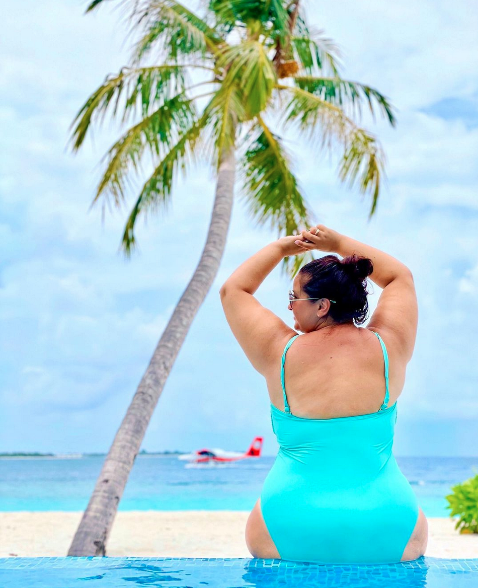 Меня зовут Вика, я — семейный психолог, телеведущая, автор книг «Это же ребенок» и «Это же любовь» и мама троих детей. И да, я — не худышка.