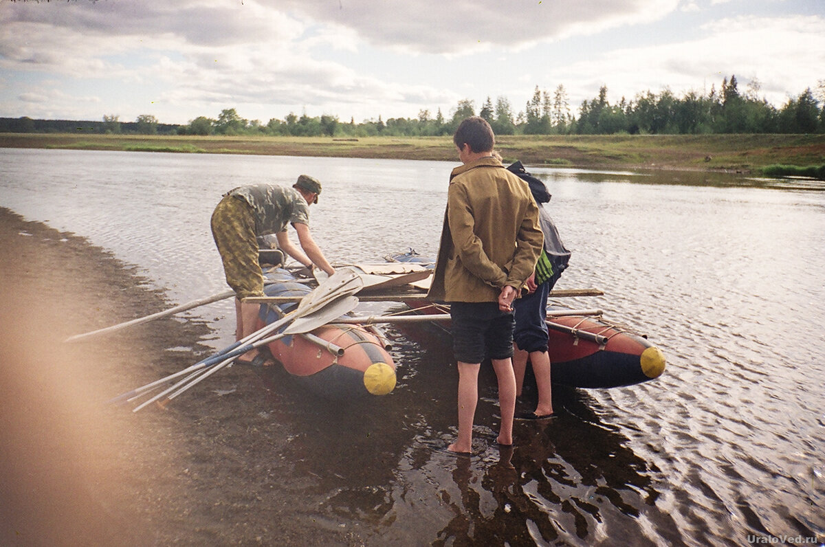 Готовимся к сплаву по реке Сылве. Посёлок Шамары. 2001 г.