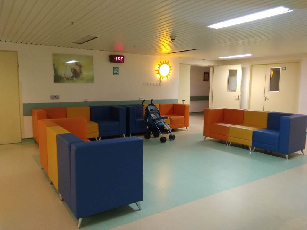 Холл отделений детской нейрохирургии НИИ Бурденко