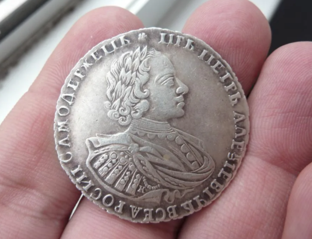 Изображение Петра Первого на серебряном рубле