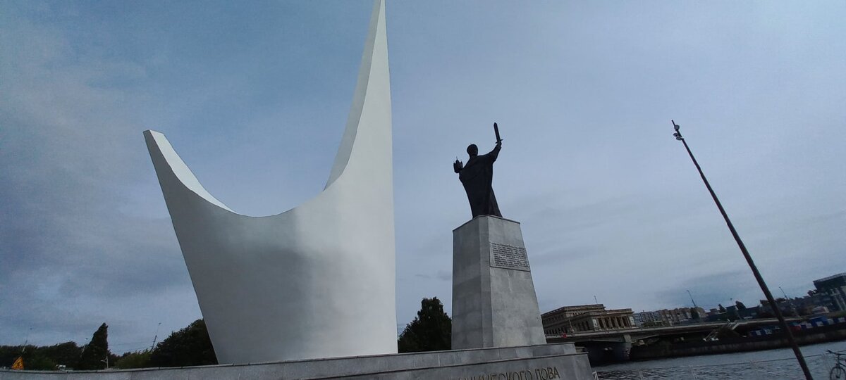 Статуя возле музея Мирового океана