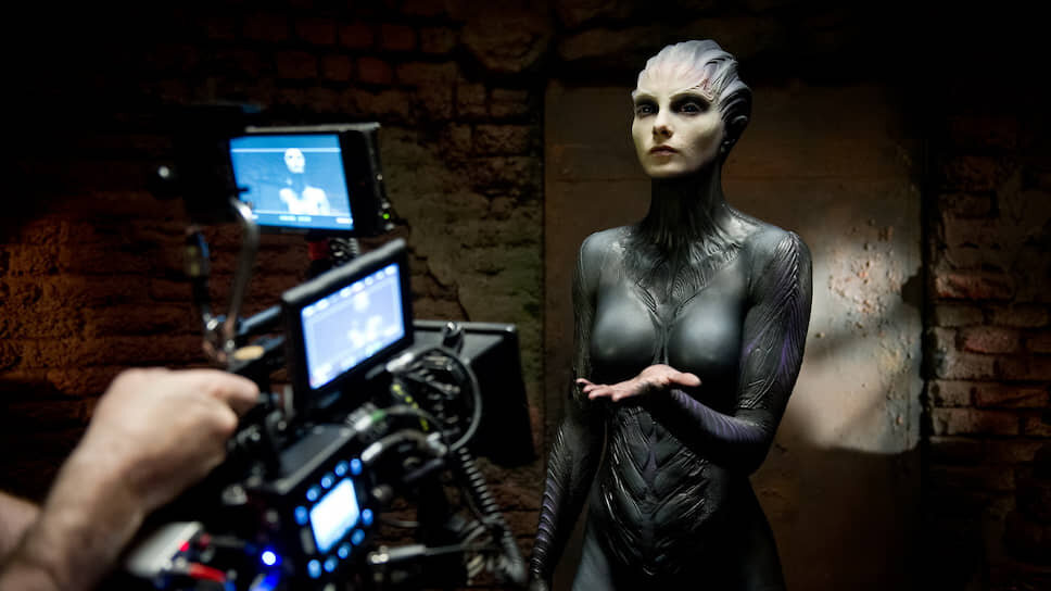 Героиня фильма "Вратарь галактики" как бы вопрошает: "Нахрена в детском фильме мы показываем сиськи"?