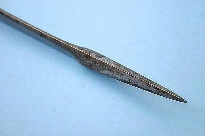 Пешкабз - распространенный в Персии и Северной Индии нож. Клинок Т-образного сечения был предназначен для пробивания кольчуги.