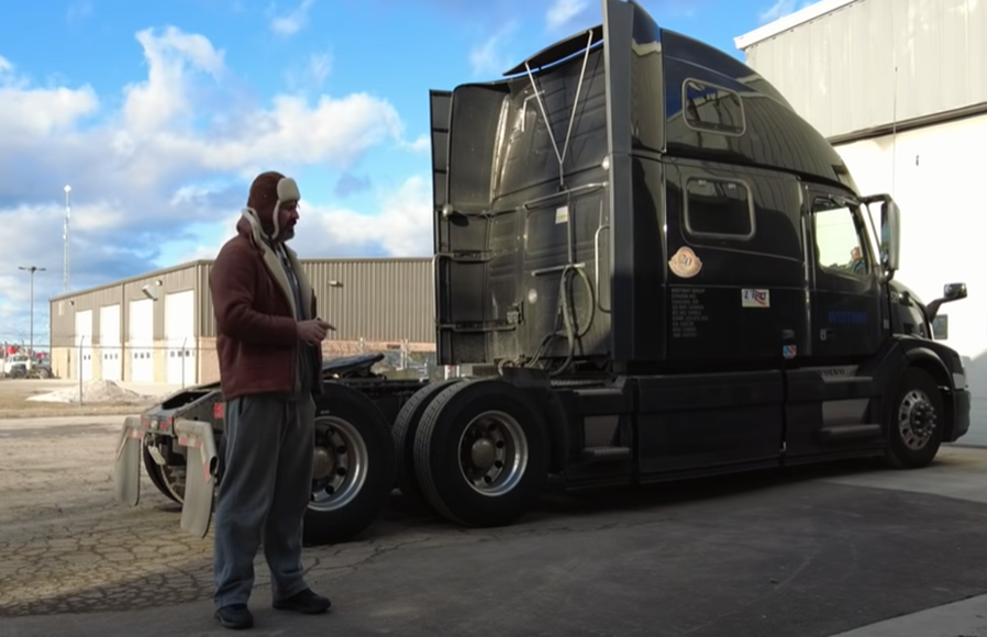 Контролирую ремонт грузовика.