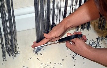 Подстричь простыми заточенными ножницами