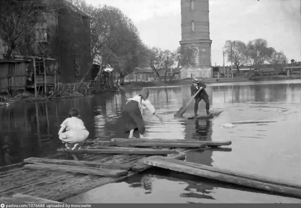 Пруд у Савеловского вокзала 1924 – 1925 г. Пруд был засыпан в 1934 году. Сейчас здесь двор дома №6 по Бутырской улице. Источник: Кадр из фильма "Закройщик из Торжка".