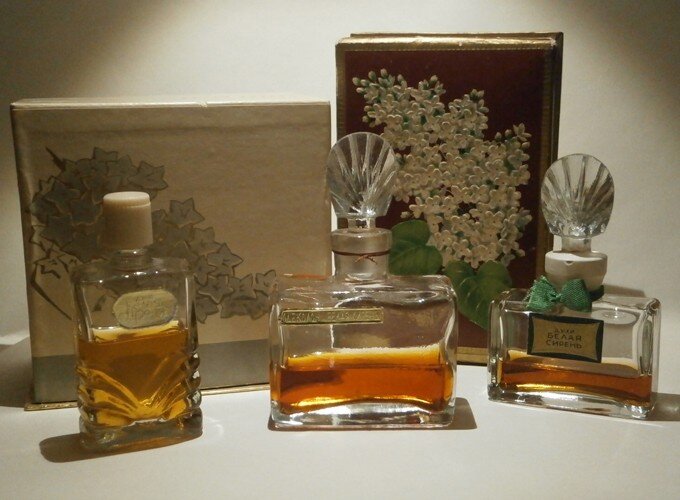 Духи «Белая сирень» завод Северное сияние. Материал взят из свободного источника.