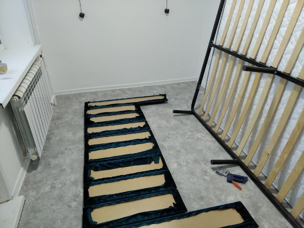 Между собой планки сейчас не связаны, они будут соединены двумя брусками в верхней части и нижней короткой части.