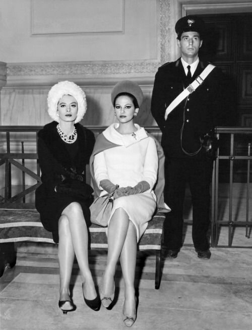 Клаудия Кардинале и Капучине на съемках «Розовой пантеры» в костюмах от Ив Сен Лорана. Изображение из сети Интернет
