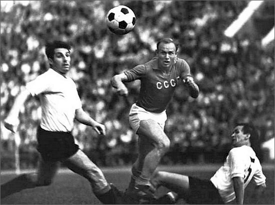 ФОРВАРД НА ВСЕ ВРЕМЕНА

…Метко было замечено, что если бы Эдуард Стрельцов поехал в 1958 году на чемпионат мира в Швецию, то неизвестно еще, кто бы на том первенстве стал Пеле — сам Пеле или Стрельцов. В Швецию Эдуард Стрельцов не поехал.

Вспоминать сейчас тот страшный период в его жизни значит или соглашаться с официальной версией случившегося и искать слова оправдывающие то, что произошло на подмосковной даче за день до отъезда на чемпионат мира в Швецию, или напрочь все отвергать, утверждая, что судебный процесс — фальсификация, показуха, демонстрация борьбы за чистоту морального облика советского человека.

Так или иначе: он был обвинен в злостном нарушении дисциплины, дисквалифицирован (такая же участь постигла спартаковцев Б.Татушина и М.Огонькова) и осужден на семь лет исправительных работ по сфабрикованному обвинению…

…На Стрельцова» ходили всегда. И когда он 16-летним юношей появился в основном составе московского «Торпедо» (футбольная молва быстро разнесла по городу, что у «торпедчиков» в нападении появился парень, который в игре может делать все), и когда стал играть за сборную и приехал с ней из Австралии олимпийским чемпионом 1956 года, и когда играл в футбол в лагере, и когда вернулся в Москву и стал выходить на поле в составе клубной заводской команды в чемпионате города (во время первого матча на стадионе на Ширяевом поле публика едва забор не снесла, мечтая увидеть на поле Стрельцова), и когда вновь заиграл в «Торпедо», и когда заканчивал в силу разных причин в дубле, и когда начинал за ветеранов…

«Мяч, посланный Стрельцовым, имеет глаза» — про него было сказано. Стрельцов поражал своей непохожестью на других, кого мы видели и знали. Сейчас ни про одного футболиста — ни нашего, ни зарубежного — нельзя сказать: он похож на Стрельцова. Может быть, только Рональдо напоминает Стрельцова в молодости.

Мастерство Эдуарда Стрельцова — вневременное. Он из очень небольшого числа футболистов, появление которых можно представить в футболе 30-х годов, 40-х, 80-х и в сегодняшнем футболе.

Эдику Стрельцову из подмосковного Перова нравились динамовец Василий Трофимов, спартаковец Николай Дементьев, армейцы Григорий Федотов и Всеволод Бобров — из-за них он за армейцев и болел.

«Но по-настоящему, — признавался Эдуард Стрельцов в книге «Вижу поле…», — моей командой был, конечно, «Спартак». Спартаковская игра удивляла меня своей раскрепощенностью. Никто не жадничал — все играли в пас. Я чувствовал, что в «Спартаке» ценят игрока понимающего: когда придержать мяч, когда отдать. Мне хотелось, не скрою, играть в «Спартаке» и когда я уже вырос и в «Торпедо» считался стоящим игроком».

Вряд ли кто начинал в так называемом большом футболе раньше Стрельцова. Юный слесарь-лекальщик, грызший после войны жмых — есть было нечего, окончив семилетку, пошел на завод и за мужскую команду завода «Фрезер» играл, когда ему было лет пятнадцать. Игроки после матча заходили в кафе выпить-закусить и разговоры слушать.

Шестнадцатилетним Виктор Александрович Маслов, знаменитый торпедовский тренер, взял Стрельцова на южные сборы с командой мастеров — это произошло после того, как сыграли между собой юношеские команды «Торпедо» и «Фрезера». Перовский парень, росший без отца, с перенесшей инфаркт и болевшей астмой матерью, получившей инвалидность, пришел в команду в ватнике, с деревянным чемоданчиком в руках.



Маслов сразу сказал, что в «Торпедо» появился футболист, у которого великое будущее. Тренеры не всегда провидцы с первого взгляда. Несколько месяцев, например, понадобилось Анатолию Владимировичу Тарасову для того, чтобы признать в Валерии Харламове великого хоккеиста. Тот же Маслов, работая в киевском «Динамо», поначалу не воспринял появившегося в дубле Олега Блохина и даже выговаривал за его появление своему помощнику Михаилу Коману. О Стрельцове Маслов высказался в превосходных степенях сразу.

Связка Валентин Иванов — Эдуард Стрельцов приводила в ужас соперников «Торпедо» и сборной СССР. Однажды оба форварда опоздали на Белорусский вокзал к отходу поезда Москва — Берлин: сборная отправилась в Лейпциг на сверхважный дополнительный отборочный матч к чемпионату мира с поляками. Кто выиграет, решалось, тот и поедет на чемпионат.

На автомашине Стрельцов и Иванов догнали состав в Можайске, на полминуты поезд специально для них остановили. Опоздавших поставили на игру, но сказали, что только забитые мячи и победа позволят не возвращаться в дальнейшем к их проступку.

У Стрельцова была травма. Он попросил доктора Олега Белаковского сделать все возможное и невозможное: он должен был играть. Гол Стрельцов забил. Второй забили с его подачи. Тренер сборной Гавриил Дмитриевич Качалин, по свидетельству Стрельцова, сказал тогда: «Я не видел никогда, чтобы так с двумя здоровыми ногами играл, как сегодня с одной…»

«Знаешь, Эдик, я тоже играл, но как ты играешь…» — сказал однажды Стрельцову кумир его детства Григорий Федотов.

Возвращение Эдуарда Стрельцова в команду мастеров московского «Торпедо» в середине 60-х годов во многом произошло благодаря бывшему директору автозавода Павлу Дмитриевичу Бородину и парторгу завода Аркадию Ивановичу Вольскому — известному сегодня политику. Первую игру в Москве Эдуард Стрельцов, которого Валентин Иванов считал «сильнее всех на футбольном поле и слабее всех за его пределами», проводил за «Торпедо» в 1965 году против куйбышевских «Крыльев Советов».

«Выглядел он потяжелевшим, — рассказывает биограф Стрельцова Александр Нилин. — Новой пластики его движения по полю мы еще не различали, не умели оценить. Но никакой скованности в действиях его не замечалось — Стрельцов как будто и не уходил с этого поля. По ходу матча с «Крылышками» иногда возникало сравнение его с человеком, вернувшимся домой, где до странного ничего не изменилось. Для полной привычности обстановки не хватало только его самого».

Напрашивалось и возвращение в сборную СССР (он дебютировал в ней летом 1955 года, ему не было и восемнадцати), главный тренер которой Николай Морозов, конечно, хотел видеть Эдуарда Стрельцова в составе своей команды, готовившейся к чемпионату мира — 66 в Англии. Но в ситуации со сборной долгое время не мог помочь никто: КГБ не выпускал Стрельцова за границу. Все попытки «пробить» Стрельцова в Англию завершились безуспешно. В сборной он появился только после чемпионата мира: первым московским матчем стал матч с турками, первым выездным — 1 ноября 1966 года — в Милане против итальянцев. Всего же за сборную Союза Эдуард Стрельцов сыграл 38 матчей и забил в них 24 мяча — очень высокий коэффициент результативности.

Сергей ХРУСТАЛЕВ