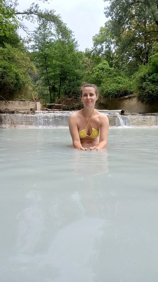 на заднем фоне видны остатки былого масштаба