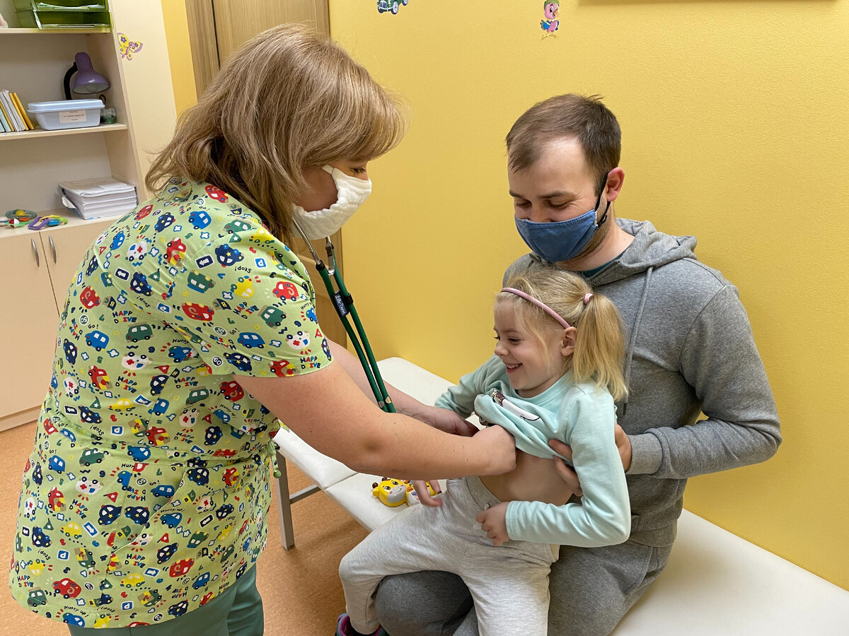 Валеева Галия Ринатовна осматривает ребенка на приеме.