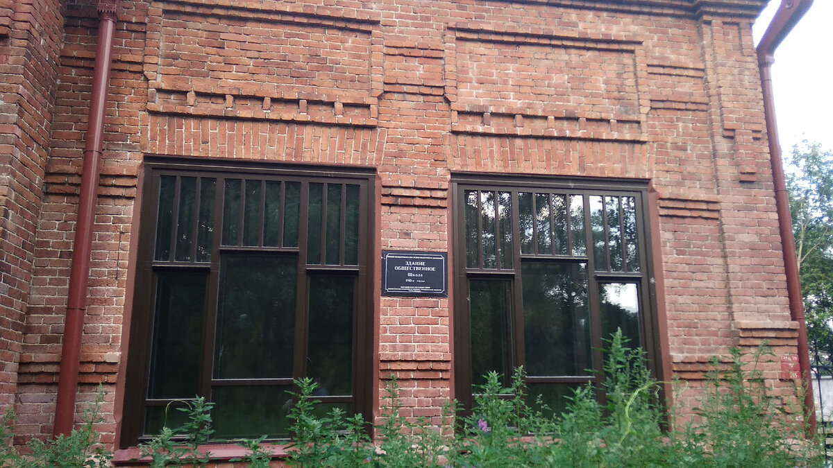 Табличка сообщает, что это объект культурного наследия областного значения и он охраняется государством 