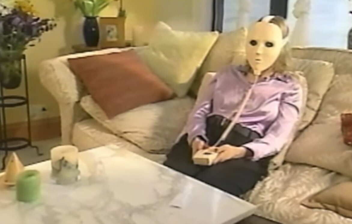 Кадр из обучающего видео к прибору, выпущенному ещё на видеокассетах. 