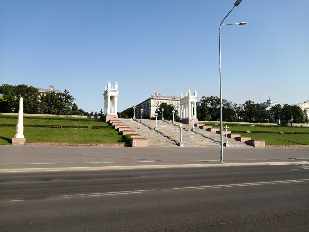 Оренбург волгоград. Путешествие в Волгоград. Мамаев Курган Волгоград 21 часов. Волгоград 2021. Волгоград Мамаев Курган Краснооктябрьский район.