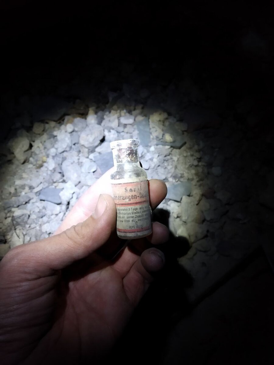 Один из моментов чердачного поиска. Этот аптечный пузырек был обнаружен в подсыпке вместе с документами и письмами