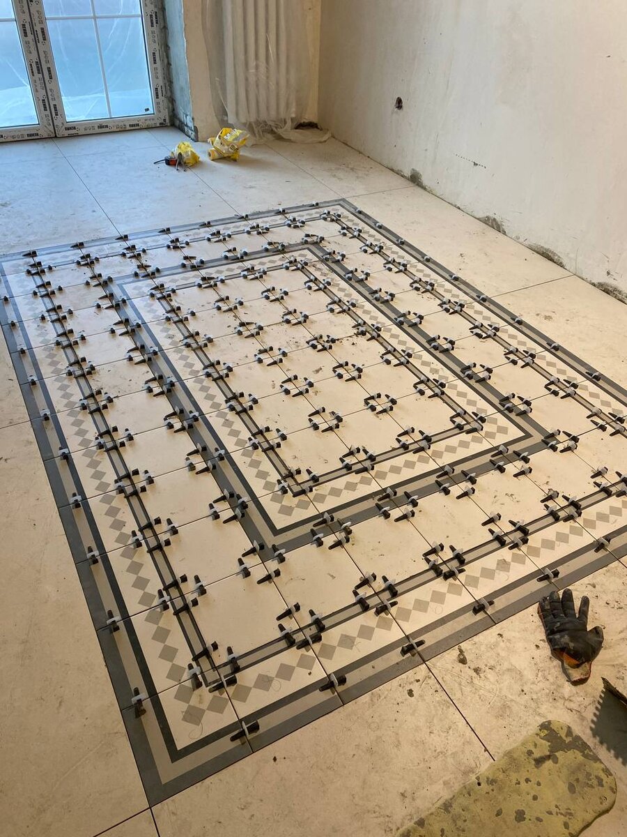 Процесс укладки плитки на пол