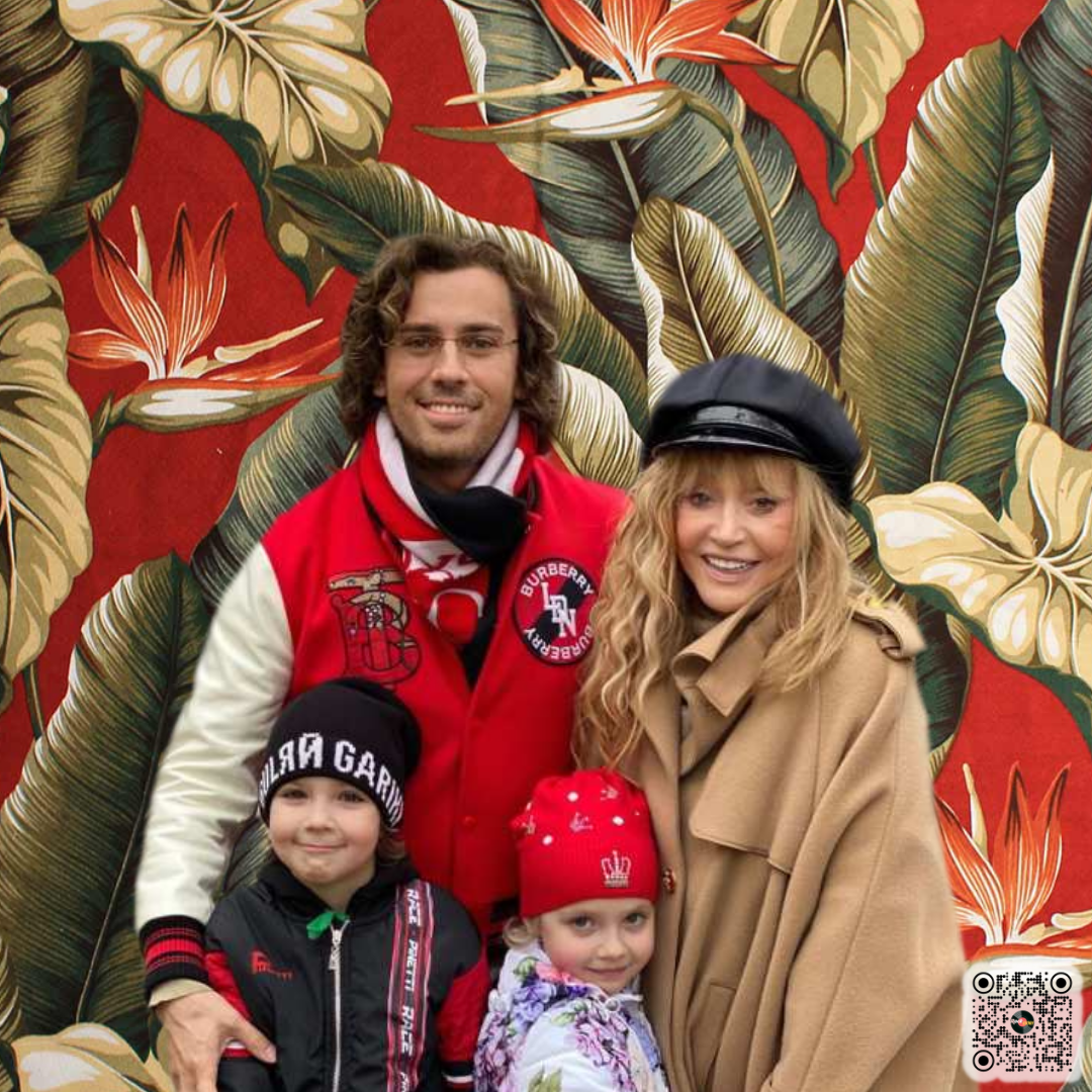 На фотографии: Максим Галкин, Ала Пугачева и их дети