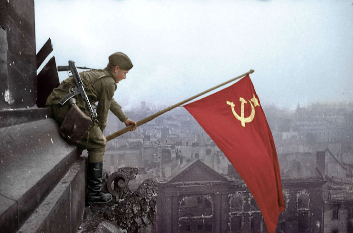 Фото Евгения Халдея "Знамя Победы над рейхстагом" 1945 год. Знамя держит Алексей Ковалёв