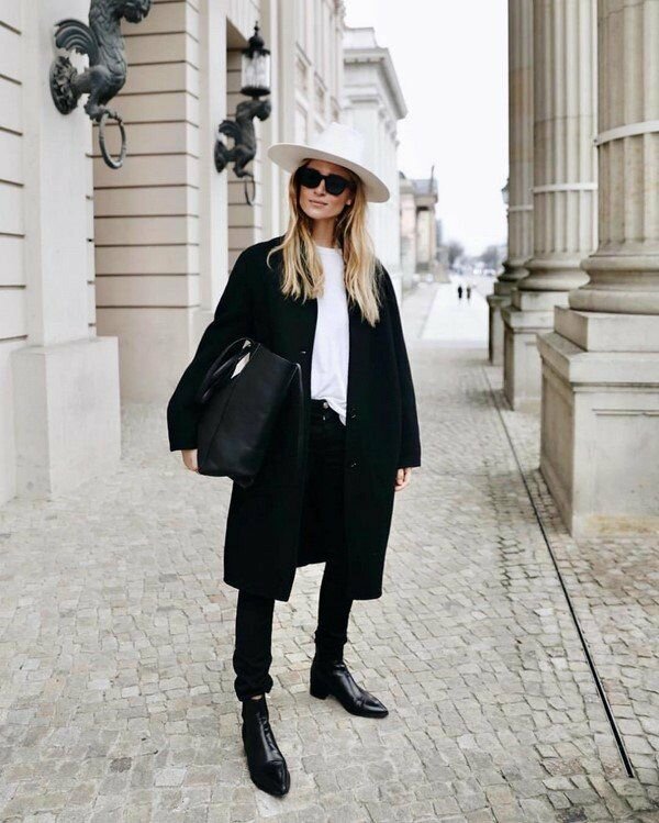 Выделиться в черном цвете можно, но в этом случае нужно грамотно подобрать аксессуары и весь образ в целом должен быть запоминающимся.