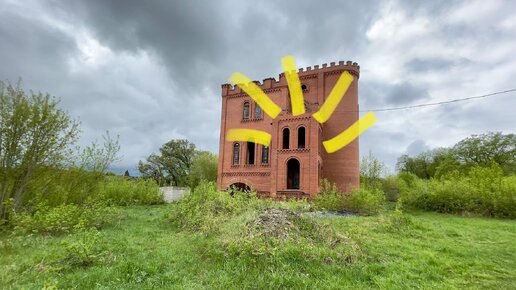 Шикарный, но заброшенный дом-замок в водоохранной зоне. Строили с размахом, но пришлось дом бросить 🏚🌊🙅‍♂️