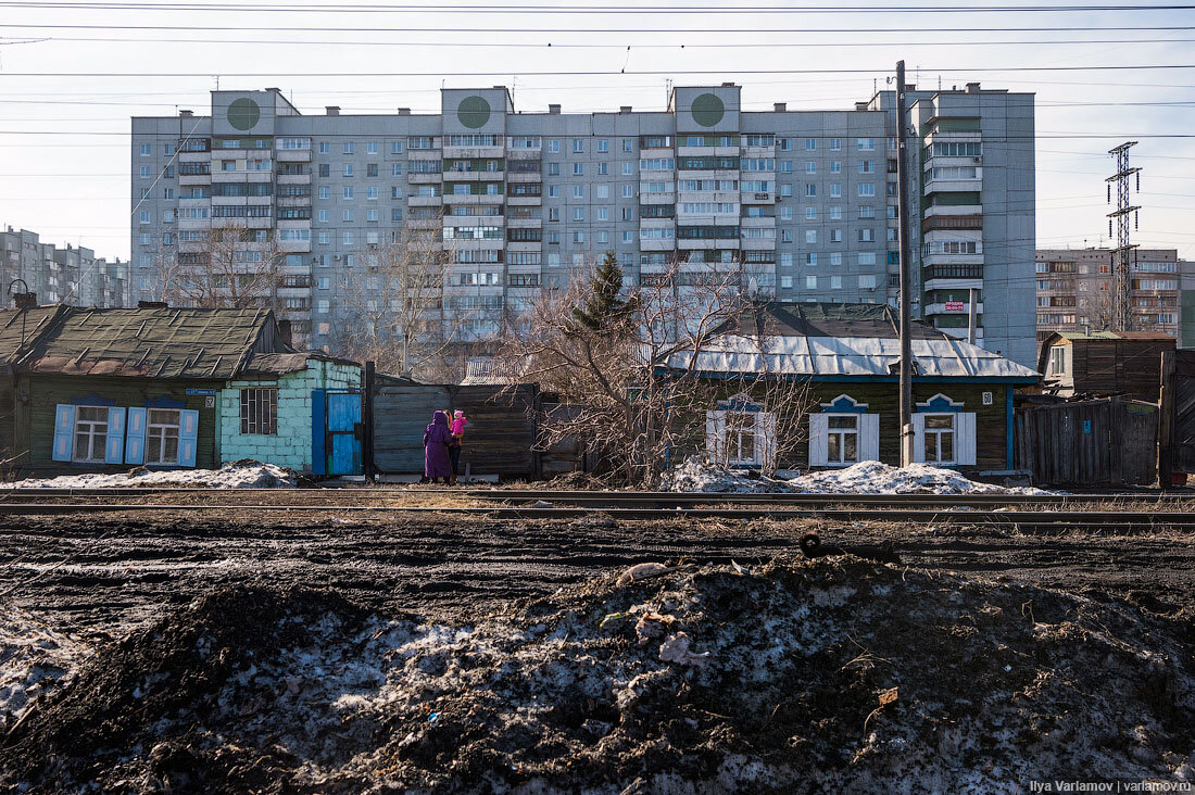 Омск реальные фото. Омск дворы Варламов. Сыктывкар трущобы Варламов. Омск грязь и разруха. Омск окраины города.