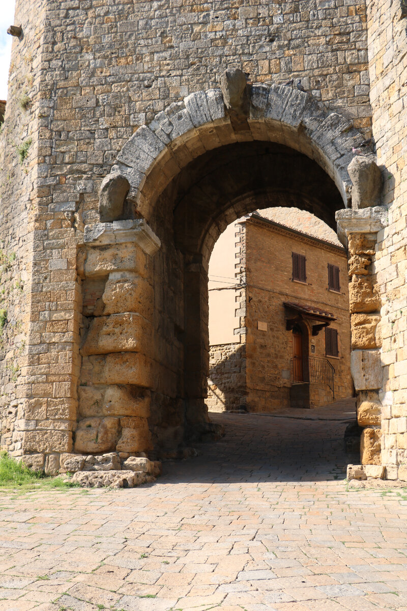 Этрусские ворота Порта-аль-Арко в Вольтерре