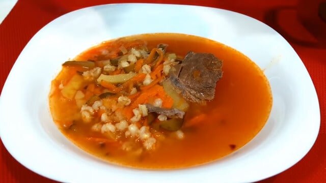 Рассольник с перловкой и солеными огурцами