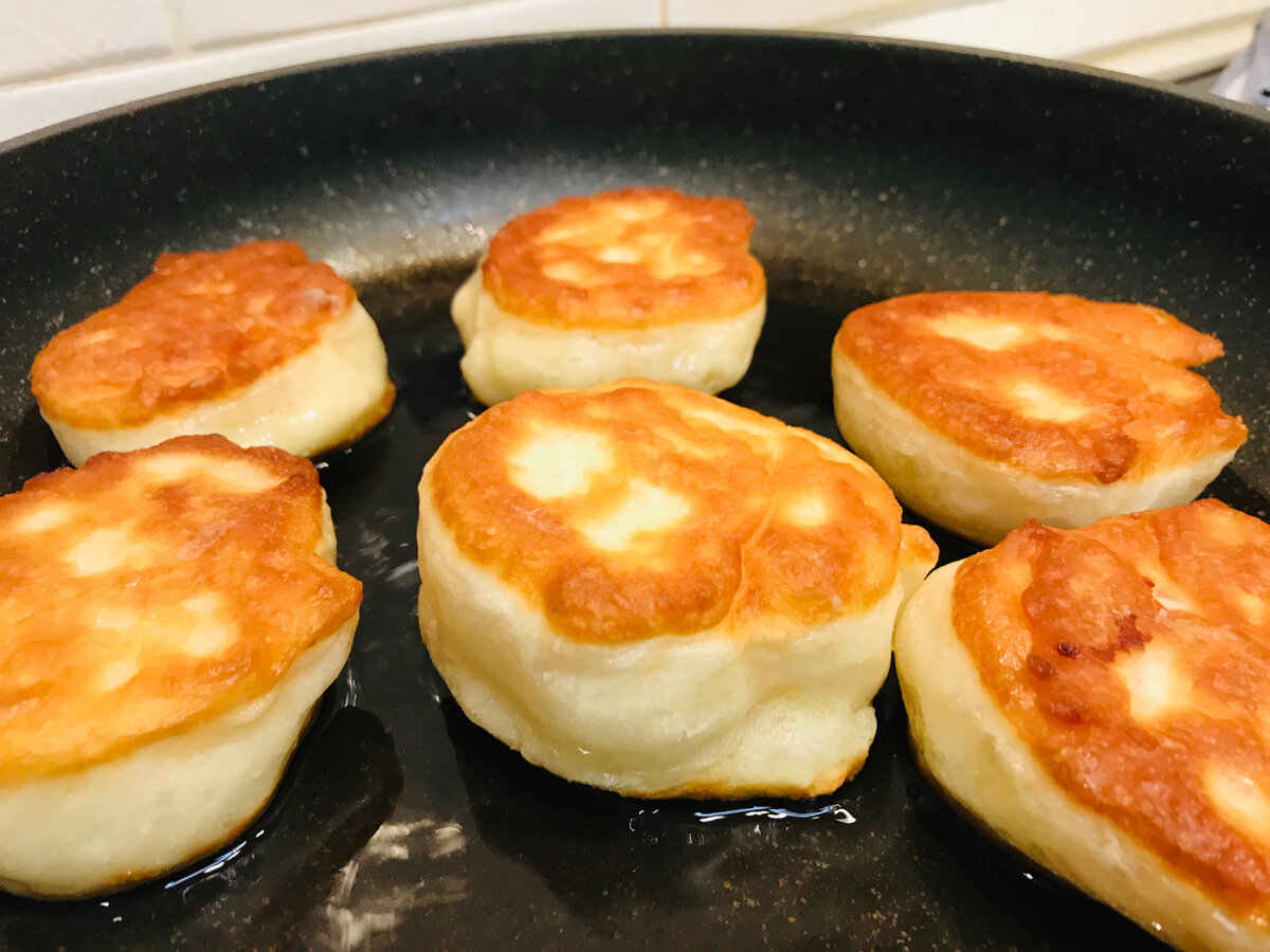 Пышные оладьи с манкой на воде с дрожжами