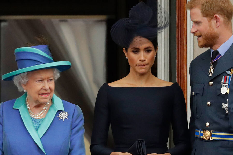 Елизавета II запретила Меган и Гарри фотографировать ее с правнучкой