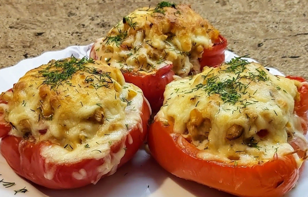 Болгарский перец с грудкой в духовке. Перец фаршированный куриной грудкой. Фаршированные перцы в духовке. Фаршированные перцы с грудкой. Перцы фаршированные грудкой в духовке.