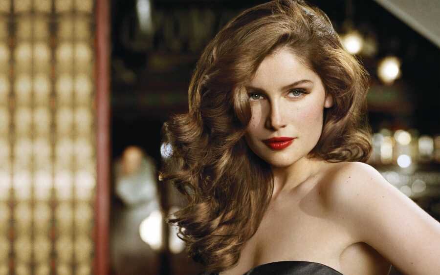 Летиция Каста одна из самых нетипичных моделей современности. Она отличается от своих коллег во всем: мыслями, отношением к жизни и работе, внешними данными и характером. За все время Летиция успела дефилировать на самых престижных показах, сняться для лучших обложек мировых журналов, а также отлично проявить себя в кино-индустрии. В 2009 году в ее честь была названа невероятно красивая роза, которая своим видом как ни что иное характеризует модель. Сегодня, в 2015 году, она продолжает сниматься для модных глянцев и всевозможных рекламных кампаний, однако большую часть своего времени она уделяет все-таки семье и любимым детям.