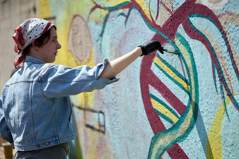 Забор ретромузея «Галерея времени» изрисовали граффити. Фото: Юрий Кийко