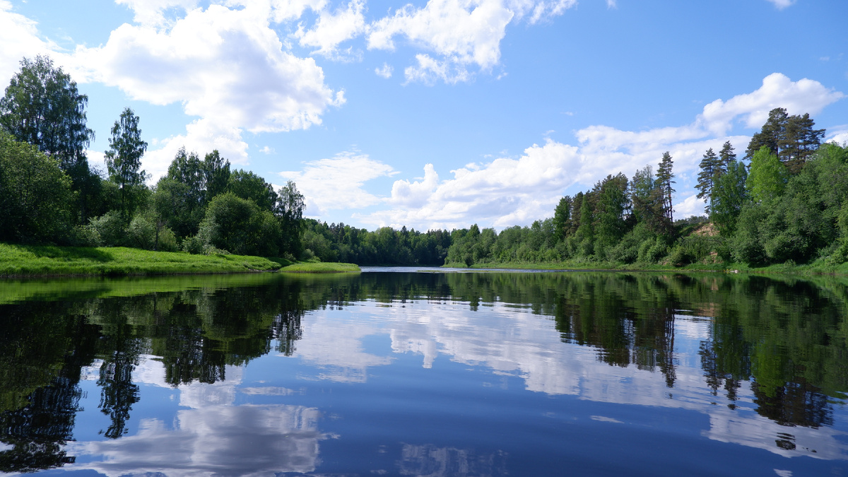 Лишь рябь от лодки на зеркале реки