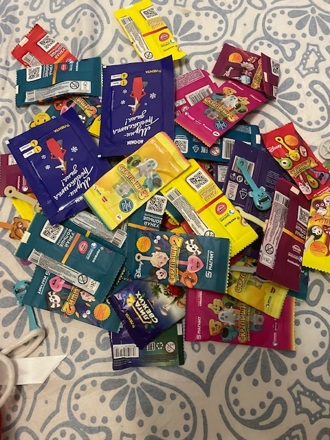 спасенная коллекция скрипышей и другой мелочи, что выдают на кассе