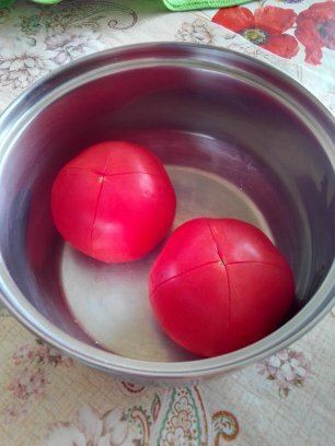 Заливаем помидоры кипятком