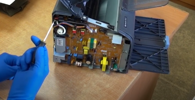 Расположение катушки и двух транзисторов