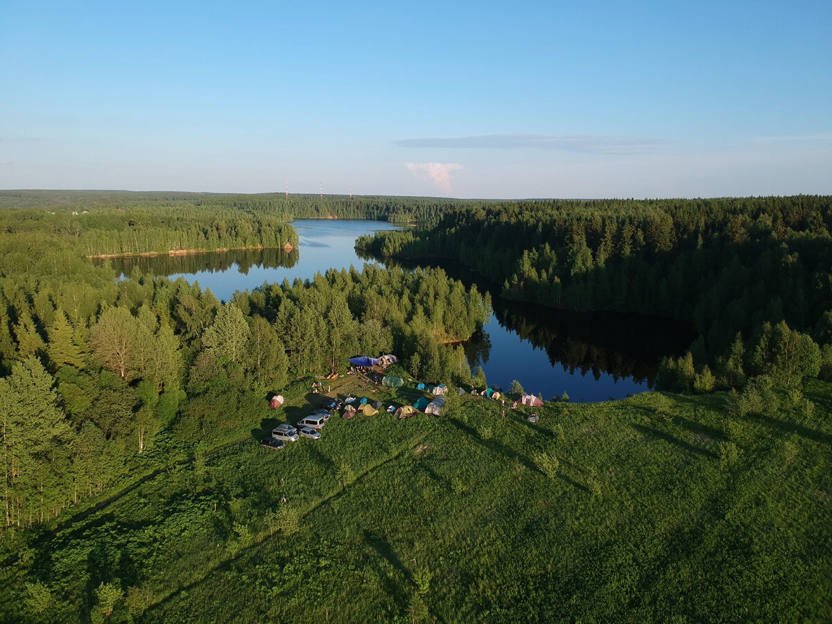Лето. Июнь. Туристический лагерь на берегу водоема.