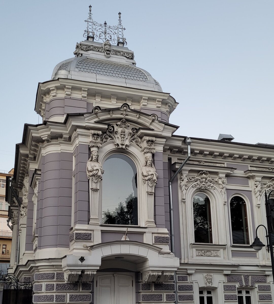 Особняк Коробкова. Башенка и окна в стиле модерн