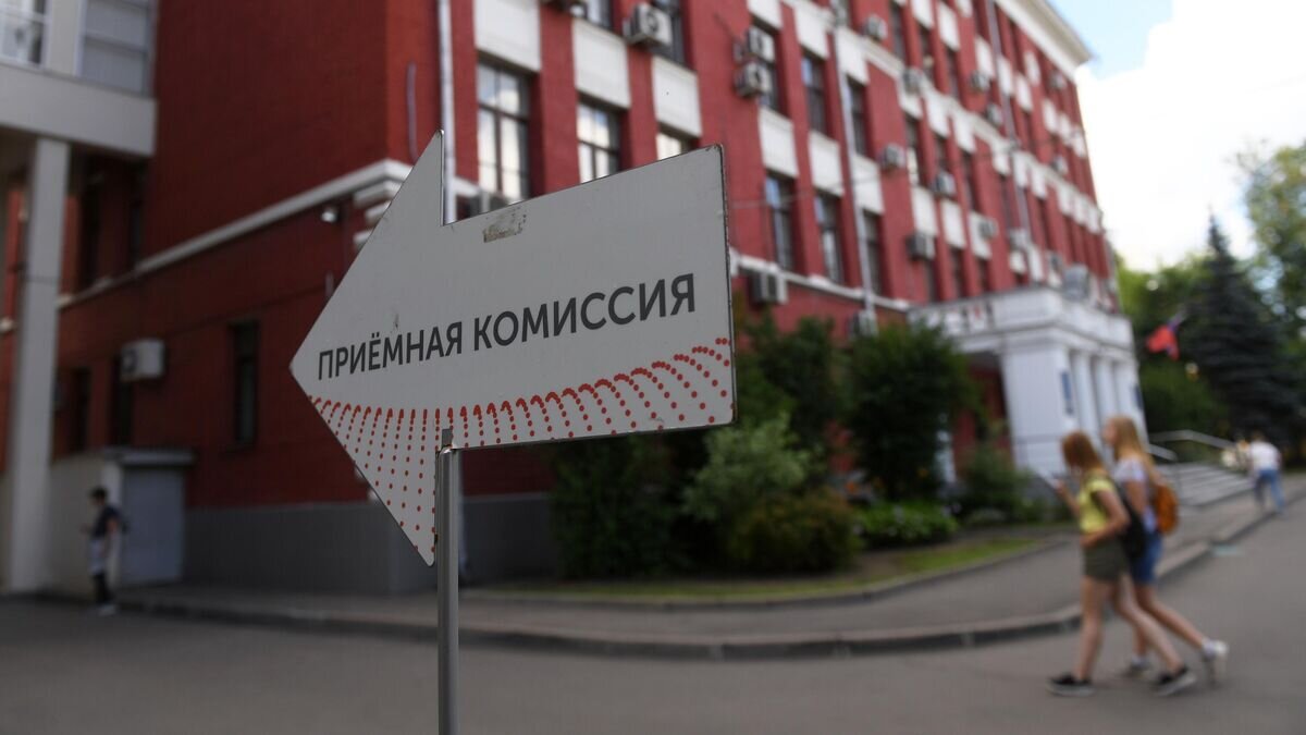    Указатель на территории Московского городского педагогического университета© РИА Новости / Кирилл Каллиников