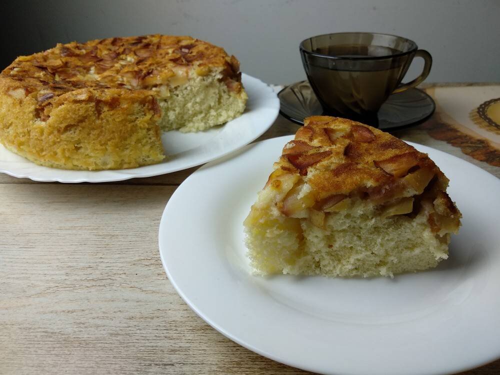 Шарлотка с яблоками в мультиварке