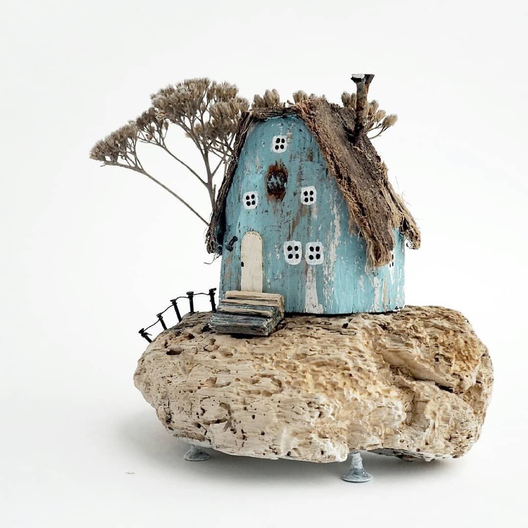 Наверняка многие видели подобные домики, выполненные из пористого дерева интересной формы. Фото с сайта Pinterest