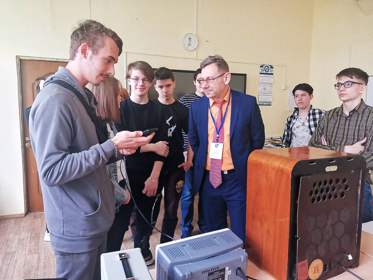 Николай Викторович проводит мастер-класс для абитуриентов. Школьники не только познакомились с работой усилителей, но и подключили к старинному радиоприемнику 30-х годов современный смартфон!