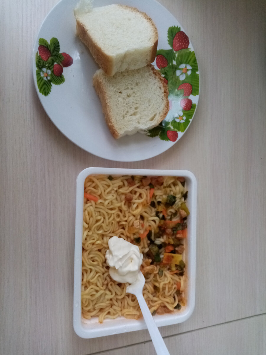 Доширак с майонезом и сайка, которая осталась от кормления уток