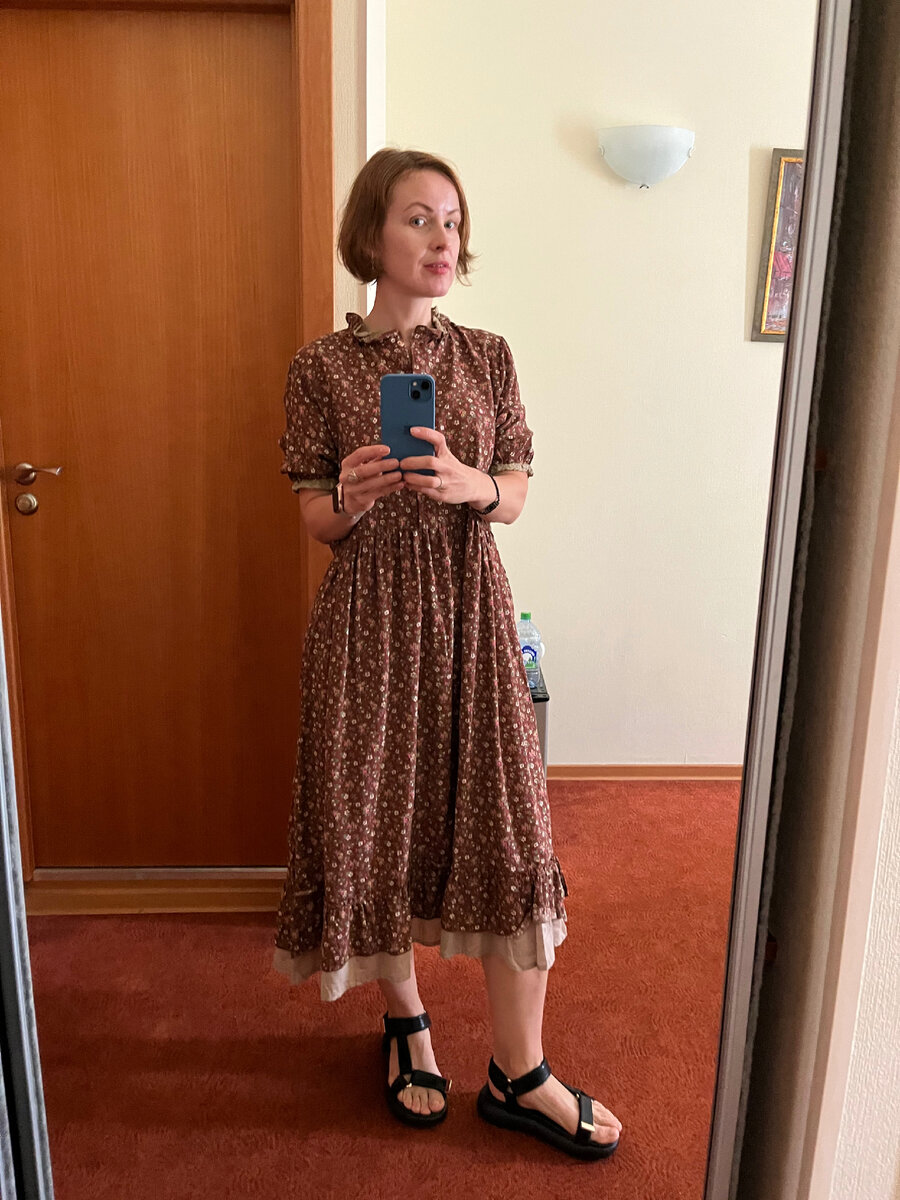 Дома у меня есть под это платье отличные сандалии шоколадного оттенка и замшевая сумка в стиле хиппи. Фото автора 