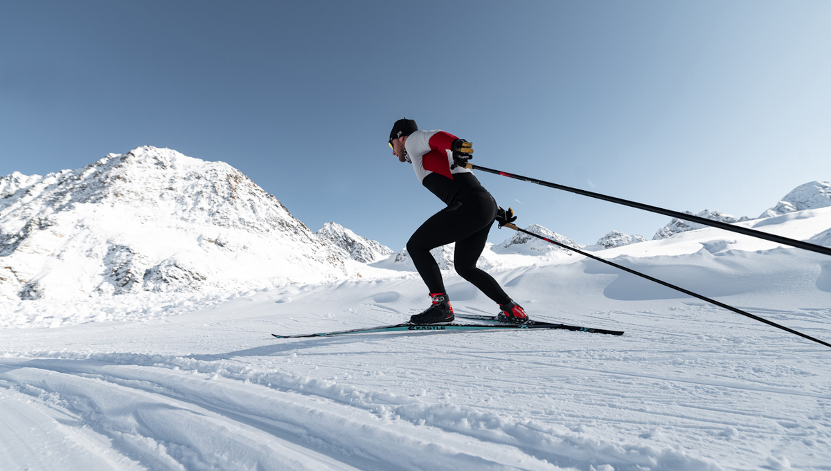 Ski net. Кросс Кантри лыжи. Ски кросс лыжи. Лыжные гонки в горах. Лыжник в горах.